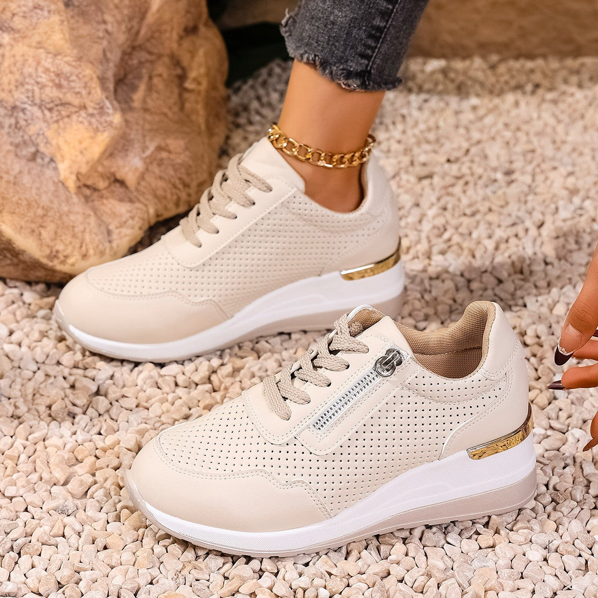 Baskets décontractées pour femmes à talon compensé et laçage